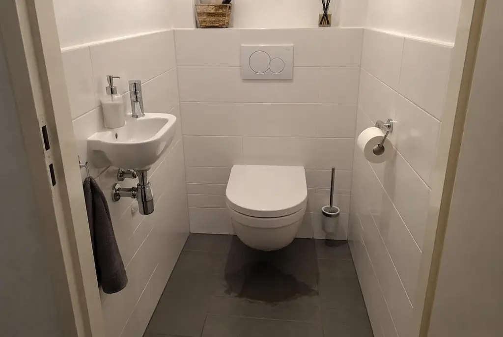 Lekdetectie Gouda – natte vloer bij een toilet