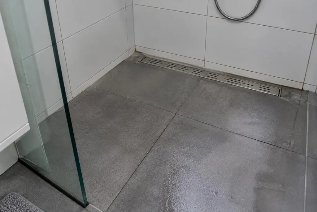 Lekdetectie Gouda – lekkende inloopdouche met natte voegen