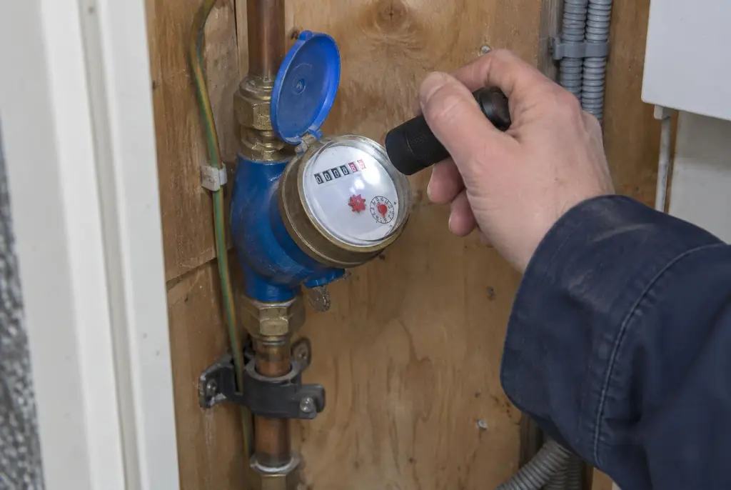 Lekdetectie Gouda – watermeter in de meterkast controleren met een zaklamp